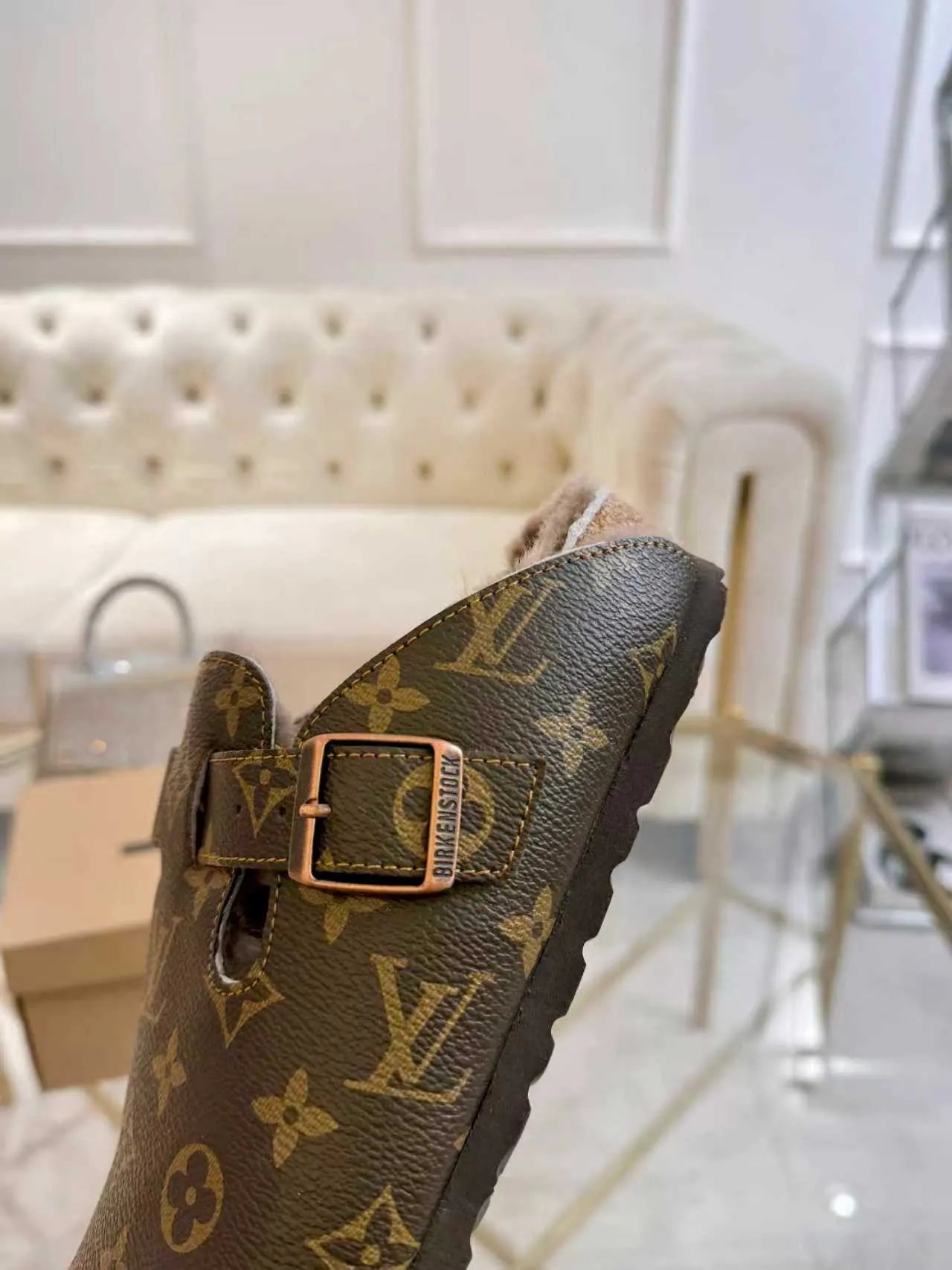 p600 ✨ LV wool slippers for couples｜Even the toes exude a sense of luxury ✨ We have achieved the ultimate restoration of the "high version" of this pair of LV classic Birkenstock slippers, with the mark of luxury in every detail. 👫 ▫️ Original jacquard with delicate cowhide leather, retro texture is at your fingertips; ▫️ 100% pure wool lining, wearing barefoot is like stepping on clouds, skin-friendly, breathable and not sweaty; ▫️ Three-dimensional toe cap + non-slip rubber sole, safe and secure when walking in the wind.  The belt buckle and presbyopia elements are embellished, revealing the aura of a big-name brand in a low-key manner. Whether it is on a date or out on the street, every step is like walking in the middle of a show.  Pair it with jeans for a lazy and casual look; with a coat and skirt, it will look elegant. With one pair of shoes, you can easily switch between multiple styles, and you never have to be deliberate about the sense of luxury.  #LVcouples #high-endwear #lightluxurylife #quality recommendation Fabric: classic presbyopia/imported sheepskin/classic jacquard fabric Lining: imported wool lining Sole: original rubber sole Size: Female 35-41 Male 38-46